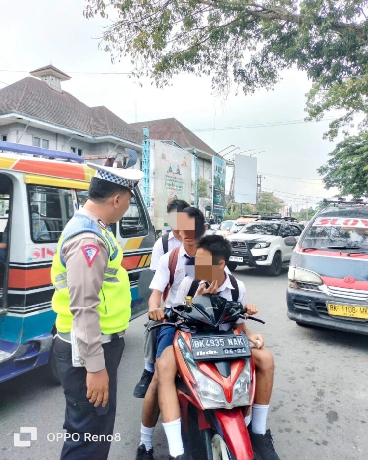 Anggota Satlantas di lapangan menemukan masih ada masyarakat pengguna jalan yang melanggar aturan berlalu lintas, yaitu dengan tidak memakai helm maupun membawa penumpang lebih dari satu orang.
