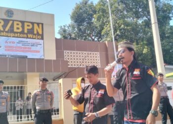 Ketua Badan Khusus Waspamops LMR RI Sulawesi Selatan Jumardin, SH, MH bersama puluhan warga dari Desa Abbanuangnge Kecamatan Maniangpajo Kabupaten Wajo, menggelar aksi unjuk rasa di halaman Kantor Bupati Wajo, Rabu 26 Juli 2023.