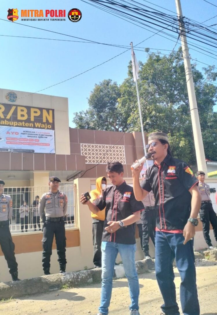 Ketua Badan Khusus Waspamops LMR RI Sulawesi Selatan Jumardin, SH, MH bersama puluhan warga dari Desa Abbanuangnge Kecamatan Maniangpajo Kabupaten Wajo, menggelar aksi unjuk rasa di halaman Kantor Bupati Wajo, Rabu 26 Juli 2023.