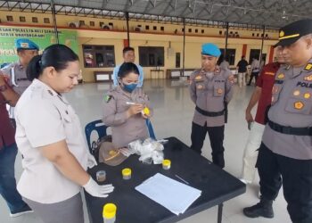 TEST URINE: Personel Polresta Deliserdang melakukan test urine di Aula Terbuka Mapolresta Deliserdang, Kamis (27/7/2023). (Foto Dok/ Polresta DS)