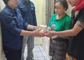 Sat Tahti Polresta Manado membagikan alat perlengkapan mandi dan sabun cuci untuk para tahanan di Polsek Jajaran. Kamis (27/7/2023).