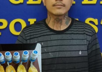 Seorang laki-laki pengedar obat keras jenis thryhexyphenidyl ditangkap Tim Satuan Reserse Narkoba Polresta Manado.
