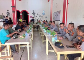 Kapolres Nagan Raya AKBP Rudi Saeful Hadi menggelar Jum'at Curhat bersama tokoh masyarakat kecamatan Seunagan kabupaten setempat.