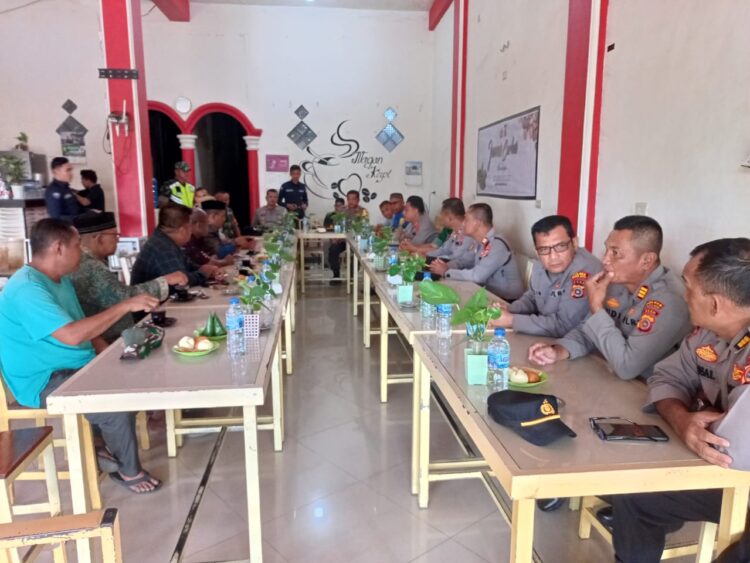 Kapolres Nagan Raya AKBP Rudi Saeful Hadi menggelar Jum'at Curhat bersama tokoh masyarakat kecamatan Seunagan kabupaten setempat.