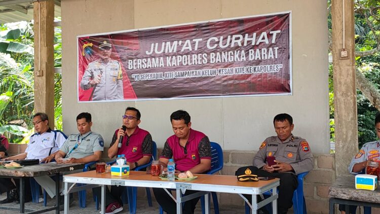 Polres Bangka Barat menggelar program Jumat Curhat di Warung kopi Keluarga Kecamatan Mentok Kabupaten Bangka Barat, Jumat (28/07/2023).