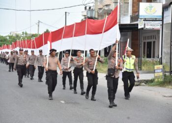Kapolres Bireuen dan Jajaran membawa Bendera Merah Putih dengan berjalan kaki dengan Jarak 5,7 KM.