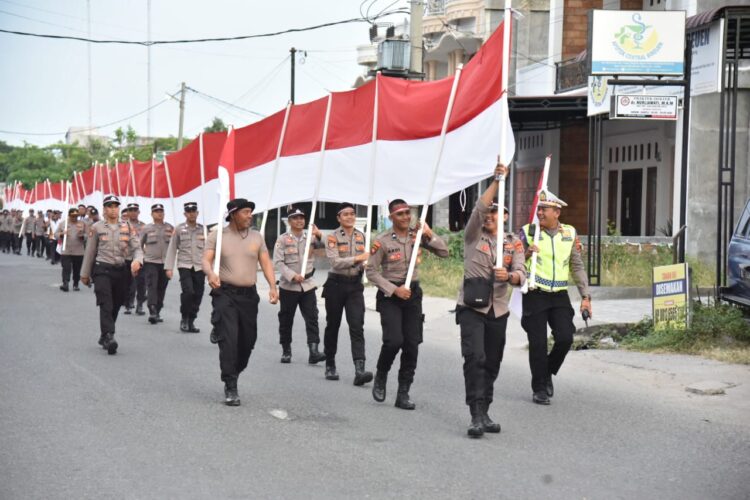 Kapolres Bireuen dan Jajaran membawa Bendera Merah Putih dengan berjalan kaki dengan Jarak 5,7 KM.