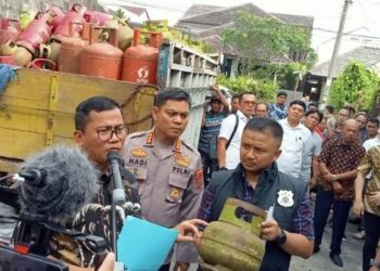 GEREBEK: Polda Sumut melalui tim gabungan Direktorat (Dit) Reskrimsus Polda Sumut dan Polrestabes Medan, menggerebek pengoplosan gas di Jalan Sei Kapuas, Gang Bunga, Kelurahan Babura, Kecamatan Medan Sunggal, Kamis (27/7/2023). (Foto Dok/ Polda Sumut)
