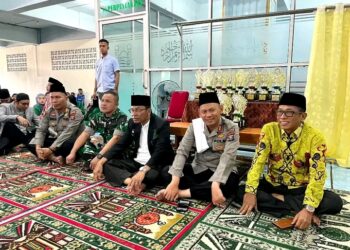Kapolres Tanah Karo AKBP Wahyudi Rahman, S.H, S.I.K, M.M, mewakili Forkopimda Karo, menghadiri kegiatan Semarak Muharram Tahun Baru 1445 H Mesjid Agung Kabanjahe Kab. Karo, Jumat (28/7/2033) pukul 14.45 WIB, bertempat di Mesjid Agung Kec. Kabanjahe Kab. Karo.
