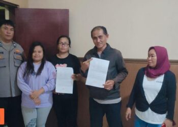 Personel Polsek Wenang lakukan penyelesaian masalah pengancaman menggunakan sajam di Kelurahan Wenang pada Kamis (27/07/2023).