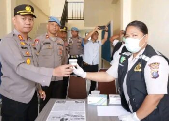 Polres Tanah Karo lakukan pemeriksaan urine secara mendadak terhadap personil, yang dilaksanakan langsung setelah apel pagi, Sabtu(29/7/2023) di lapangan Apel Mapolres Tanah Karo