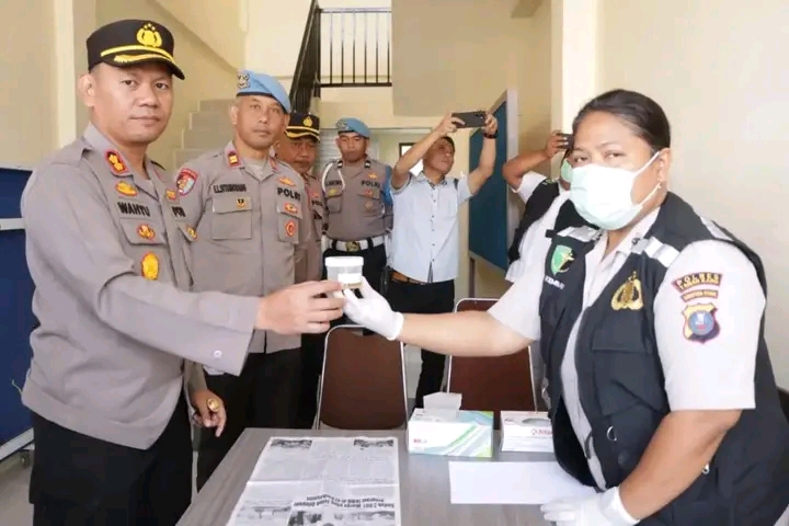 Polres Tanah Karo lakukan pemeriksaan urine secara mendadak terhadap personil, yang dilaksanakan langsung setelah apel pagi, Sabtu(29/7/2023) di lapangan Apel Mapolres Tanah Karo
