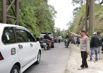 Kapolres Tanah Karo AKBP Wahyudi Rahman, S.H, S.I.K, M.M, didampingi Wakapolres Tanah Karo Kompol Aron Siahaan, S.H, melakukan pengecekan perbatasan Kabupaten Karo dengan Kabupaten Langkat, Sabtu (29/7/2023).