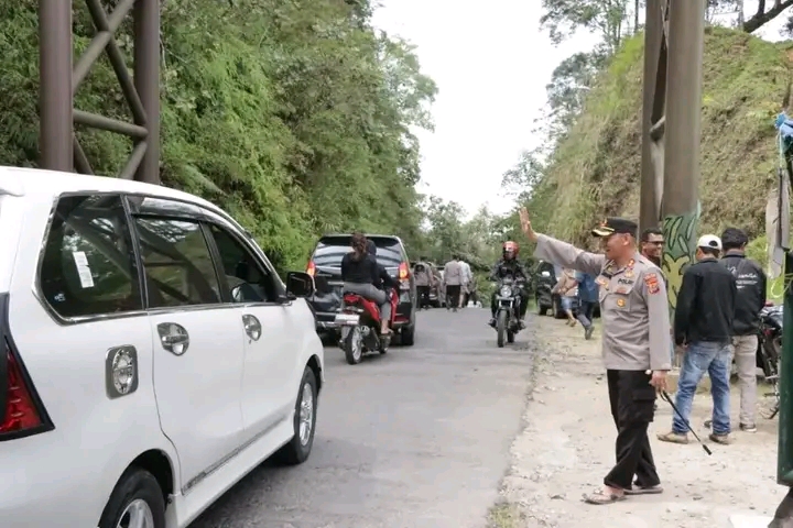 Kapolres Tanah Karo AKBP Wahyudi Rahman, S.H, S.I.K, M.M, didampingi Wakapolres Tanah Karo Kompol Aron Siahaan, S.H, melakukan pengecekan perbatasan Kabupaten Karo dengan Kabupaten Langkat, Sabtu (29/7/2023).