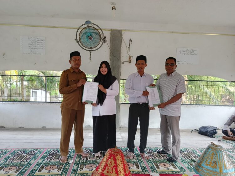 Camat Seunagan Saiful Bahri Senin (31/0723) dalam acara pelantikan aparatur desa Krueng ceuko hasil seleksi beberapa waktu lalu.