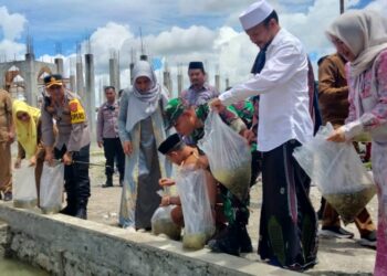 Pj Bupati Nagan Raya Fitriany Farhas, senin (31/7/2023) membantu 10 ribu bibit ikan untuk Dayah Darul Ulum Al-Mukarramah Gampong Babah Krueng Kecamatan Beutong.