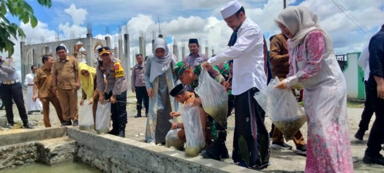 Pj Bupati Nagan Raya Fitriany Farhas, senin (31/7/2023) membantu 10 ribu bibit ikan untuk Dayah Darul Ulum Al-Mukarramah Gampong Babah Krueng Kecamatan Beutong.