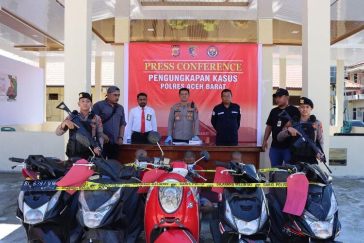 Press Release tentang kasus Pencurian Sepeda Motor (Curanmor) antar Kabupaten dengan Dua orang pelaku dan satu Penadah serta turut diamankan empat unit sepeda motor oleh Unit Resmob Sat Reskrim Polres Aceh Barat, Senin (31/07/2023) sekira pukul 14. 30 Wib.