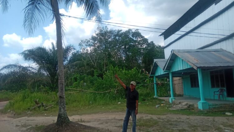 Warga Desa Sido mulyo Kecamatan Sungai menang Kabupaten Ogan Komering Ilir (OKI) Provinsi Sumatera selatan (SUMSEL), keluhkan karena Kabel arus listrik menuju rumah warga tidak mempunyai tiang.