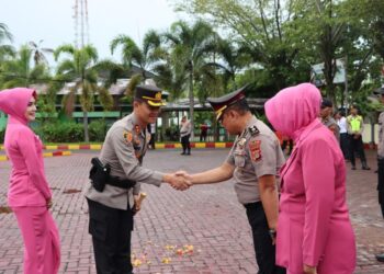 Kapolres Aceh Barat Pimpin Upacara kenaikan Pangkat Pengabdian, bertempat di halaman apel Mapolres Aceh Barat, selasa (01/08/23).