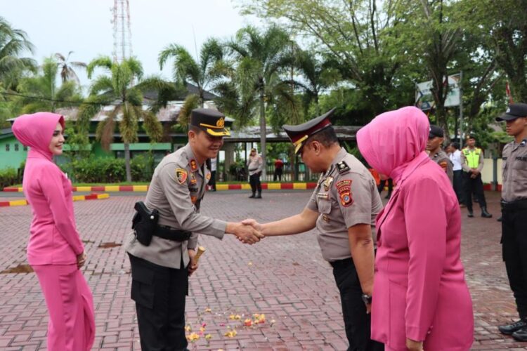 Kapolres Aceh Barat Pimpin Upacara kenaikan Pangkat Pengabdian, bertempat di halaman apel Mapolres Aceh Barat, selasa (01/08/23).