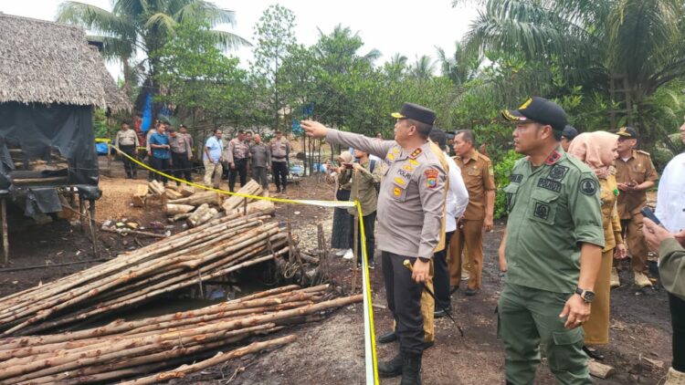 TINJAU: Kapolda Sumut, Irjen Pol Agung Setya Imam Efendi meninjau kegiatan pengolahan kayu bakau ilegal membuat hutan mangrove gundul di Desa Lubuk Kertang, Kecamatan Brandan Barat, Kabupaten Langkat, Senin (31/7/2023). (Foto Dok/ Polda Sumut)