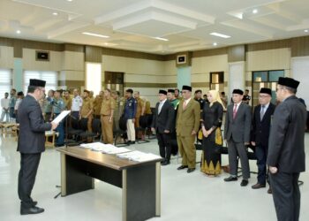 Pj Wali Kota Sabang Reza Fahlevi melantik dan mengambil sumpah 5 anggota Komisi Independen Pemilihan (KIP) periode 2023-2028.