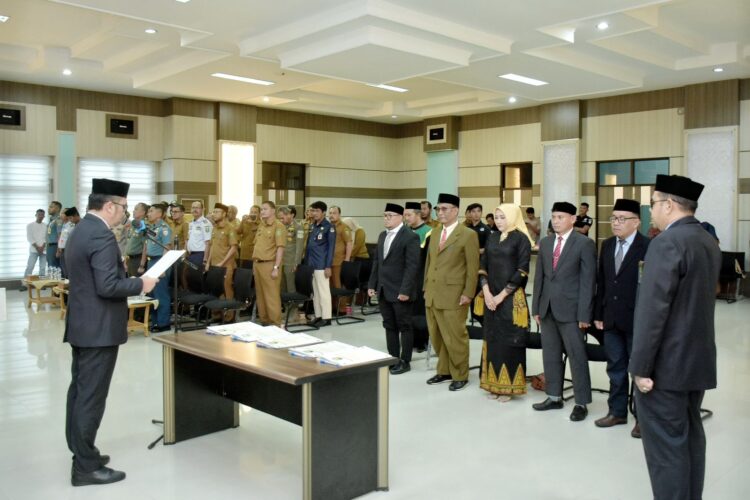 Pj Wali Kota Sabang Reza Fahlevi melantik dan mengambil sumpah 5 anggota Komisi Independen Pemilihan (KIP) periode 2023-2028.