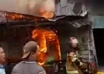 TERBAKAR: Enam unit rumah semi permanen di Jalan Panglima Denai Lingkungan III Kelurahan Amplas Kecamatan Medan Amplas ludes terbakar, Selasa (1/8/2023). (Foto Dok/ Polsek.Patumbak)