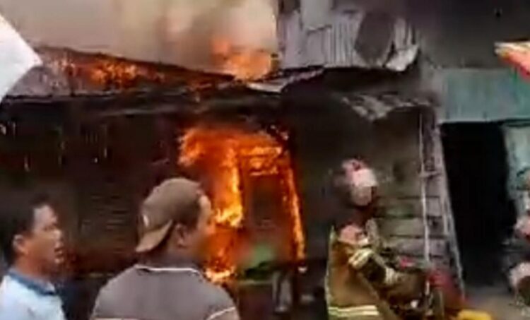 TERBAKAR: Enam unit rumah semi permanen di Jalan Panglima Denai Lingkungan III Kelurahan Amplas Kecamatan Medan Amplas ludes terbakar, Selasa (1/8/2023). (Foto Dok/ Polsek.Patumbak)