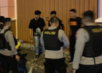 Personel Satuan Samapata Polresta Manado melaksanakan Patroli Sibulan (Sikat Pemabuk Jalanan), Minggu (30/7/2023) malam.