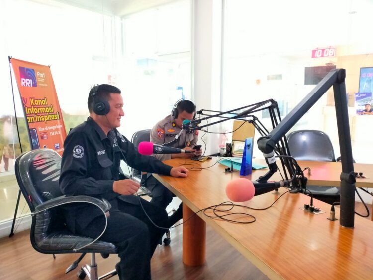 BERI PENJELASAN: Kabagops Polresta Deliserdang, Kompol Ricky Pripurna Atmaja S.I.K beri penjelasan saat menjadi narasumber di acara interaktif Halo Polisi di RRI Pro 1 FM 94,3 MHz, Rabu (2/8/2023). (Foto Dok/ Polda Sumut)