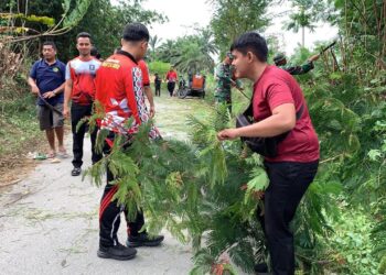 Masyarakat bersama TNI, pegawai Lembaga Pemasyarakatan (Lapas) melaksanakan gotong royong di sepanjang jalan menuju Lapas Narkotika kelas IIa Pematangsiantar sampai Mangadei Kelurahan Pamatang Raya, Kecamatan Raya, Rabu (02/08/2023)