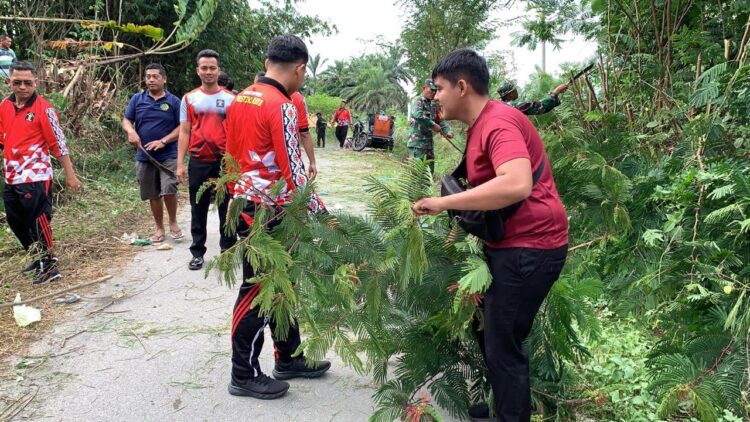 Masyarakat bersama TNI, pegawai Lembaga Pemasyarakatan (Lapas) melaksanakan gotong royong di sepanjang jalan menuju Lapas Narkotika kelas IIa Pematangsiantar sampai Mangadei Kelurahan Pamatang Raya, Kecamatan Raya, Rabu (02/08/2023)