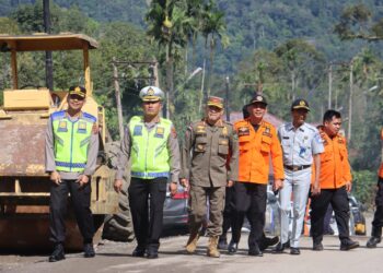 TINJAU: Dir Lantas Polda Sumut, Kombes Pol Muji Ediyanto, SH, SIK meninjau Jalan Lintas Batu Jomba, Rabu (2/8/2023). (Foto Dok/ Polda Sumut)