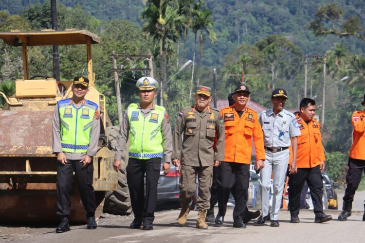 TINJAU: Dir Lantas Polda Sumut, Kombes Pol Muji Ediyanto, SH, SIK meninjau Jalan Lintas Batu Jomba, Rabu (2/8/2023). (Foto Dok/ Polda Sumut)