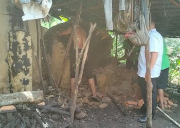 BONGKAR: Warga membongkae dapur arang miliknya sendiri pasca terbongkarnya pembalakan mangrove di Pangkalan Batu Langkat, Rabu (2/8/2023). (Foto Dok/ Polda Sumut)