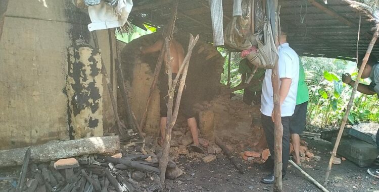 BONGKAR: Warga membongkae dapur arang miliknya sendiri pasca terbongkarnya pembalakan mangrove di Pangkalan Batu Langkat, Rabu (2/8/2023). (Foto Dok/ Polda Sumut)