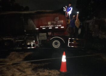 TERBAKAR: Petugas pemadam kebakaran menyemprotkan air ke mobil tangki yang memuat BBM yang terbakar di jalan tol Belmera Km 16-200 Jalur A Desa Sampali, Kecamatan Percut Sei Tuan, Delisersang, Kamis (3/8/2023).(Foto Dok/Polsek)