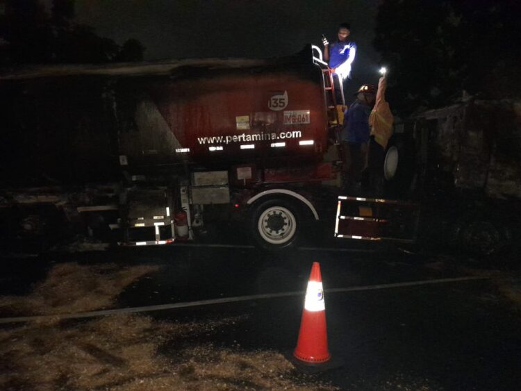 TERBAKAR: Petugas pemadam kebakaran menyemprotkan air ke mobil tangki yang memuat BBM yang terbakar di jalan tol Belmera Km 16-200 Jalur A Desa Sampali, Kecamatan Percut Sei Tuan, Delisersang, Kamis (3/8/2023).(Foto Dok/Polsek)