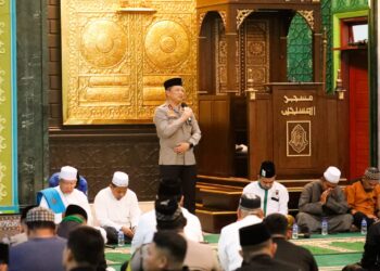 BERI SAMBUTAN: Kapolda Sumut, Irjen Pol Agung Setya Imam Effendi memberikan sambutan saat shalat jamaah di Masjid Al-Musabbihin Komplek Taman Setia Budi Indah Tanjung Rejo, Kecamatan Medan Sunggal, Kota Medan, Jumat (4/8/2023). (Foto Dok/ Polda Sumut)