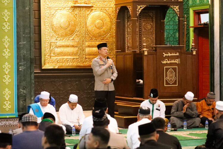 BERI SAMBUTAN: Kapolda Sumut, Irjen Pol Agung Setya Imam Effendi memberikan sambutan saat shalat jamaah di Masjid Al-Musabbihin Komplek Taman Setia Budi Indah Tanjung Rejo, Kecamatan Medan Sunggal, Kota Medan, Jumat (4/8/2023). (Foto Dok/ Polda Sumut)
