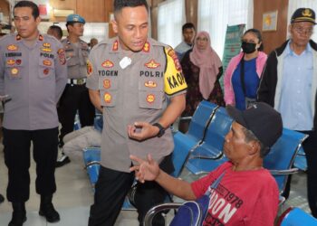 AKBP Yogen Heroes Baruno SH S.I.K, melakukan pengecekan pelayanan publik satpas dan samsat, di ruang Pelayanan Sat Lantas Jalan Sangnawaluh, Kelurahan Siopat Suhu, Kecamatan Siantar Timur, Kota Pematangsiantar, Jumat (04/08/2023) sekira pukul 09.00 Wib.