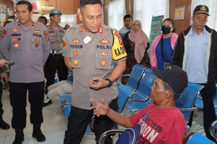 AKBP Yogen Heroes Baruno SH S.I.K, melakukan pengecekan pelayanan publik satpas dan samsat, di ruang Pelayanan Sat Lantas Jalan Sangnawaluh, Kelurahan Siopat Suhu, Kecamatan Siantar Timur, Kota Pematangsiantar, Jumat (04/08/2023) sekira pukul 09.00 Wib.