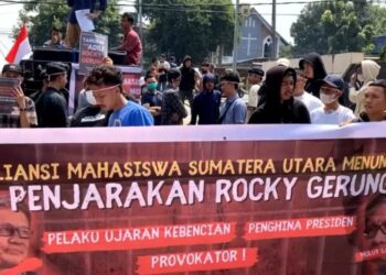DEMO: Aliasi Mahasiswa Sumut menggelar demo di Mapolda Sumut, Jumat (4/8/2023). (Foto Dok/ Polda Sumut)