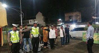 PIMPIN APEL: Kapolsek Delitua Kompol Dedy Dharma, SH memimpin apel persiapan patroli sekala besar, Sabtu (5/8/2023) malam. (Foto Dok/ Polsek Delitua)