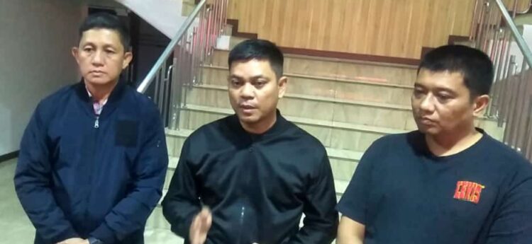 BERI KLARIFIKASI: Kabid Humas Poldasu Kombes Pol Hadi Wahyudi didampingi Kapendam I/BB Kolonel Inf Riko Siagian dan Kapolrestabes Medan Kombes Pol Valentino Alfa Tatareda SH SIK saat memberikan klarifikasi di Mapolrestabes, Minggu (6/8/2023).(Foto Dok/Polrestabes)