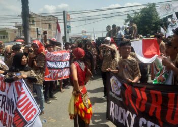 DEMO: Massa Pujakesuma melakukan aksi demo di Mapolda Sumut menuntut Rocky Gerung ditangkap, Senin (7/8/2023).