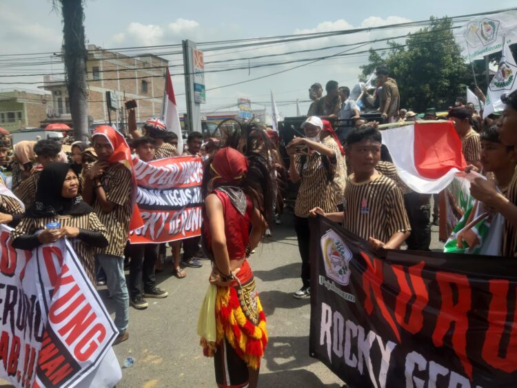 DEMO: Massa Pujakesuma melakukan aksi demo di Mapolda Sumut menuntut Rocky Gerung ditangkap, Senin (7/8/2023).