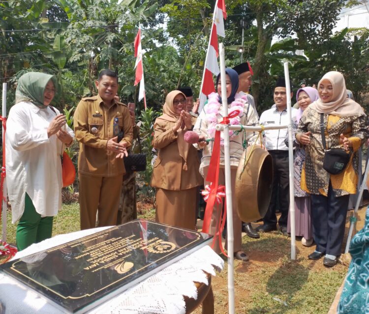 Pengguntingan Pita serta pemukulan gong oleh Ibu Hj.Elly.R.Yasin tanda diresmikannya Penyediaan Sarana Air Bersih ( SAB ) di Desa Singajaya (foto : RH/Mitrapolri.com)